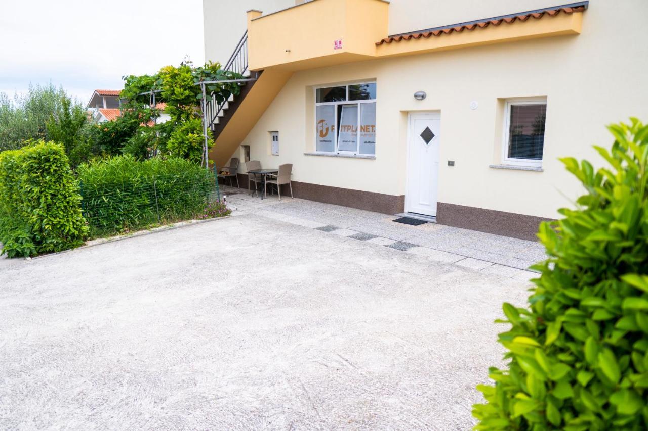 Apartments Dani Ізола Екстер'єр фото